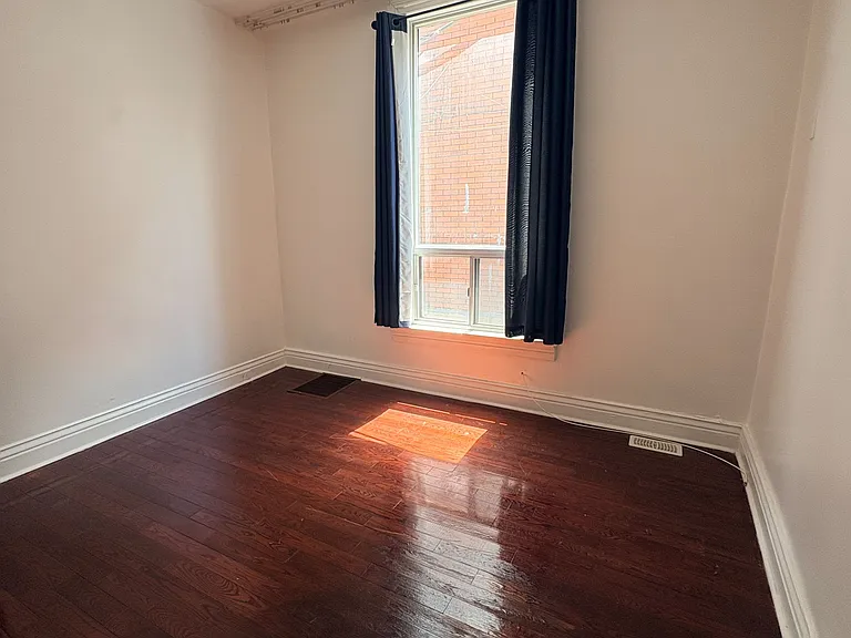 1080 Dufferin St #MAIN FLOOR — Photo 13