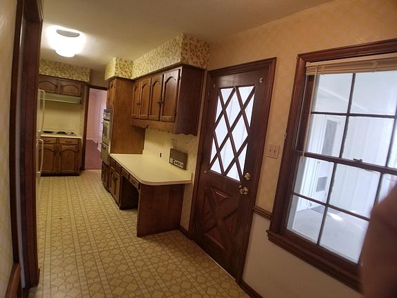 5th image of 452 N Columbia St