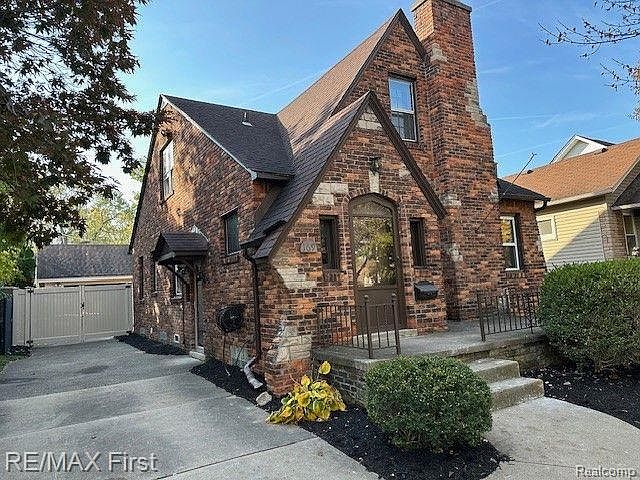 1st image of 169 N Riverbank St