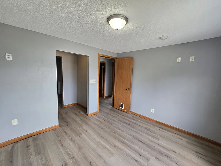 518 E 2nd St — Photo 26