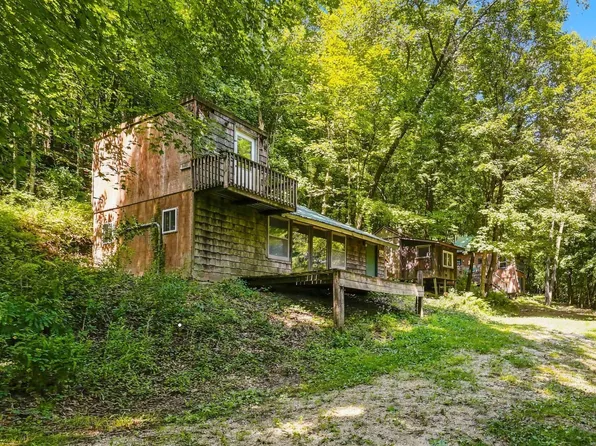 2108 Ferris Mills Rd, Decorah, IA 52101
