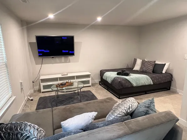 1613 Bark Branch Ln, Charlotte, NC 28205