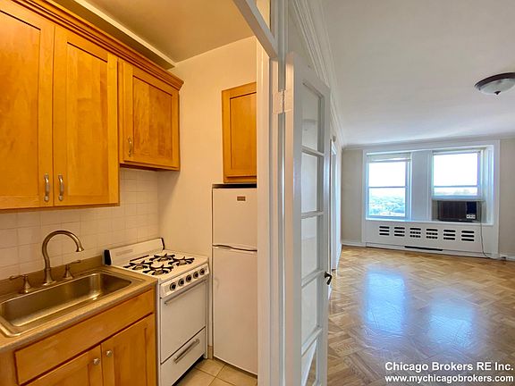 2nd image of 415 W Fullerton Ave #1602