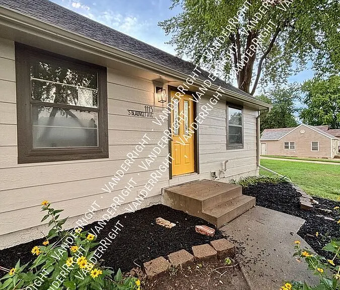 1113 S Blauvelt Ave — Photo 1