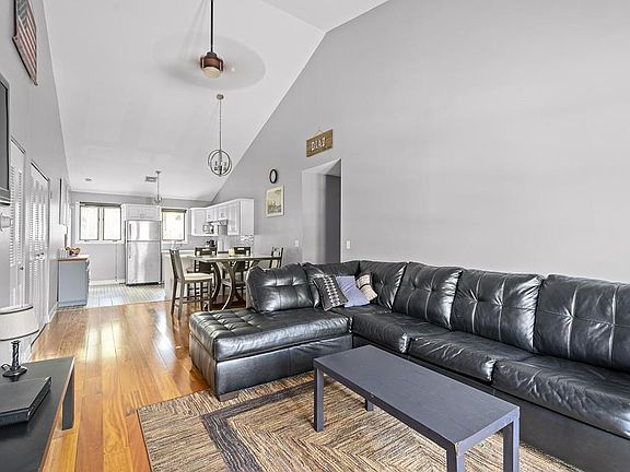 4th image of 22 Fensmere Ave Unit 22
