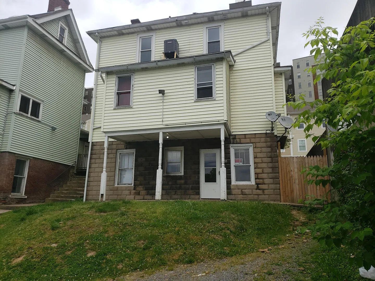 233-235 Grant Avenue — Photo 2