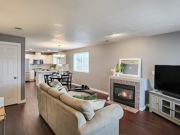 Living Room/Entrance>