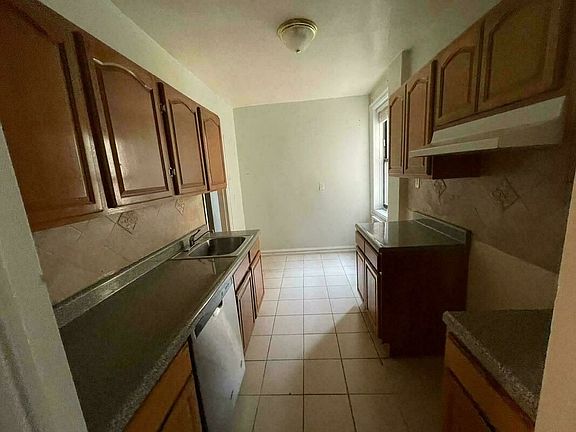 2nd image of 45 Hawthorne St #Cc5