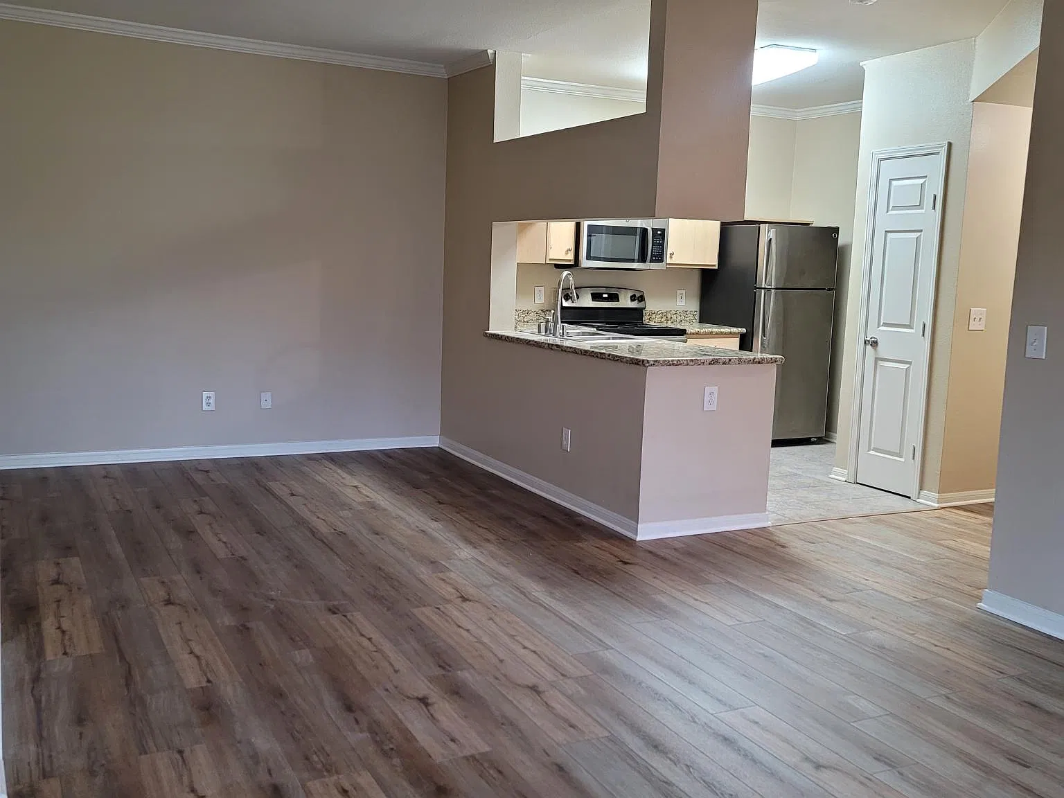 2 bed, 1041 sqft, $2,150 — Photo 4