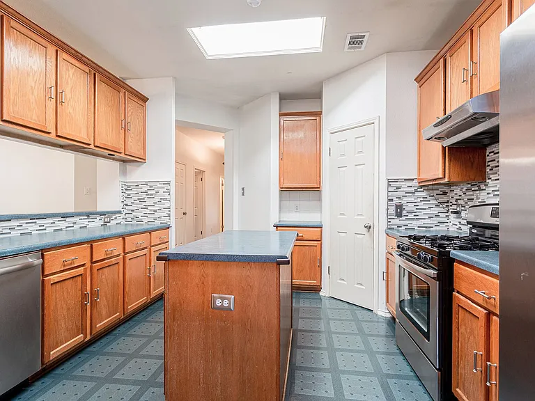 1235 Blackthorn Dr — Photo 11