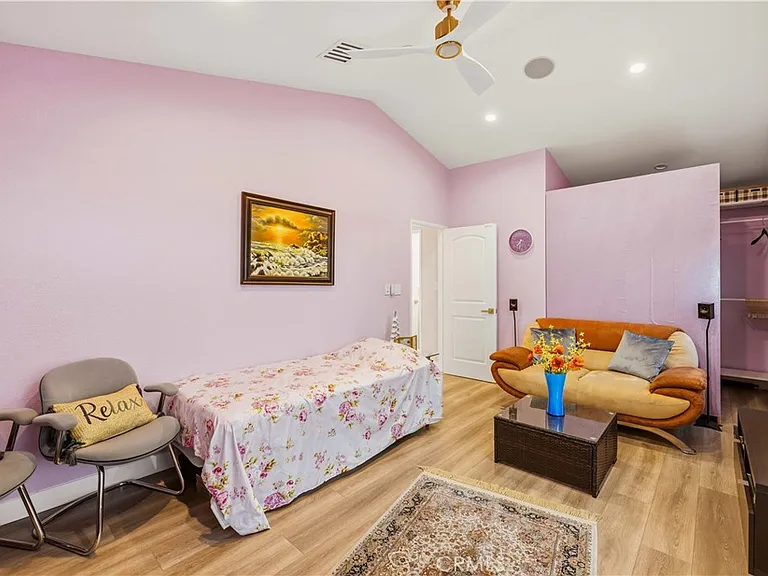 4561 Grandview Dr — Photo 35