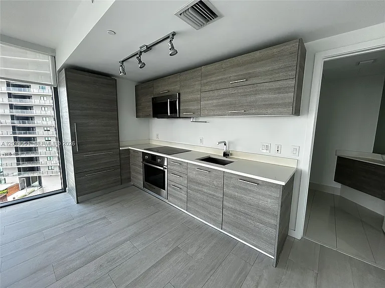 650 NE 32nd St #1608 — Photo 3
