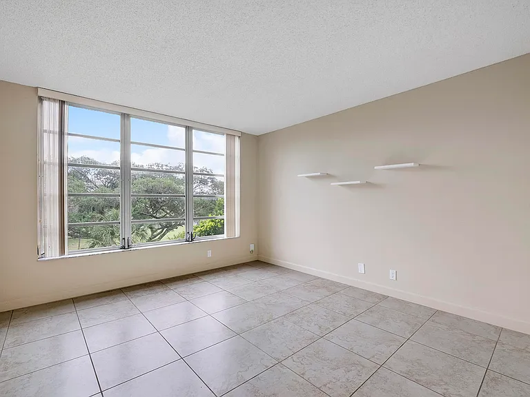 3900 Oaks Clubhouse Dr #411 — Photo 11