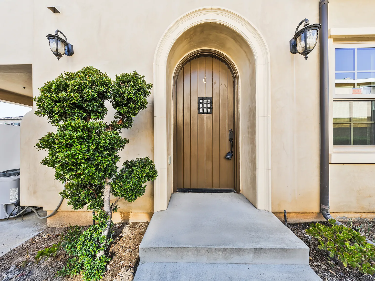 3 bed, 2.5 bath, 1568 sqft, $4,200 — Photo 2