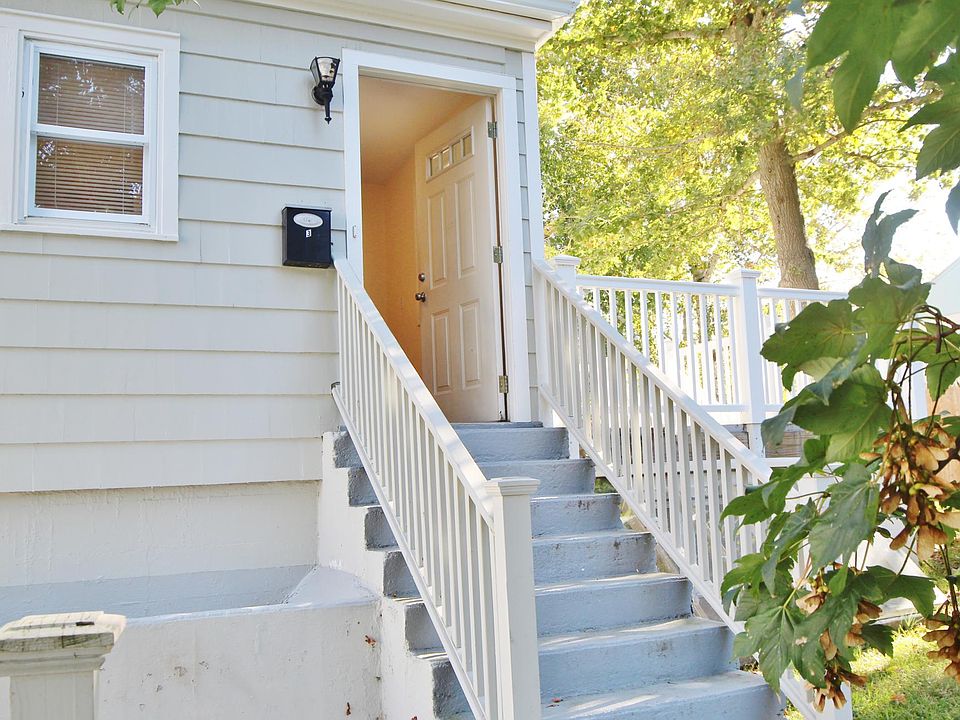 Private entrance leading to large mud room. Can also be used as gym or office