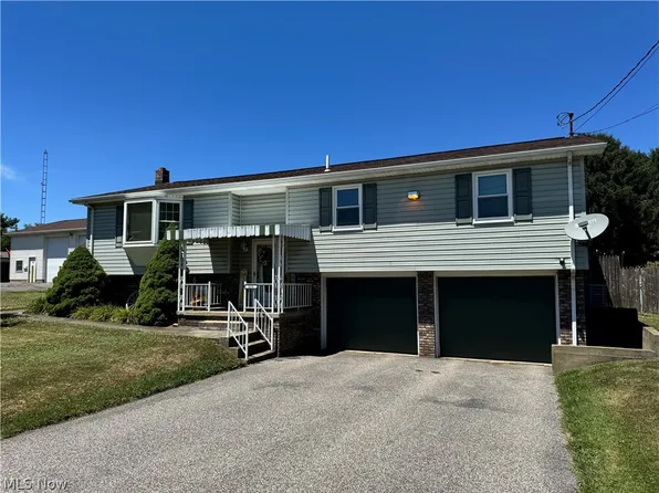 111 4th St, Follansbee, WV 26037