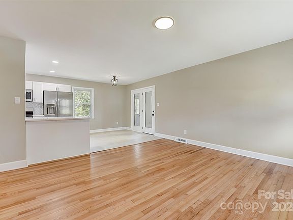 5th image of 2901 Flintridge Dr