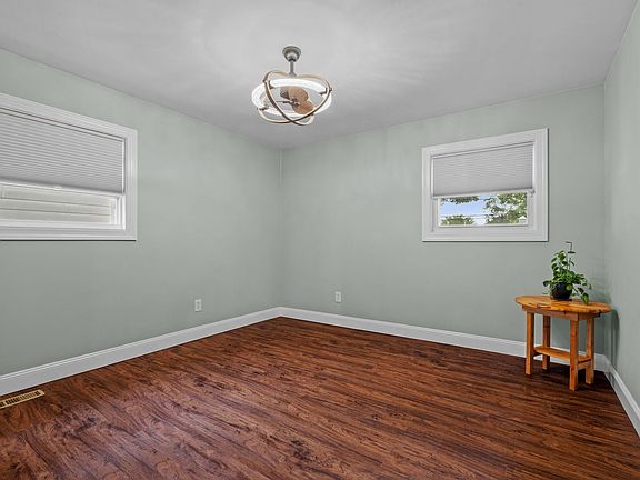 5th image of 906 Hollyberry Dr