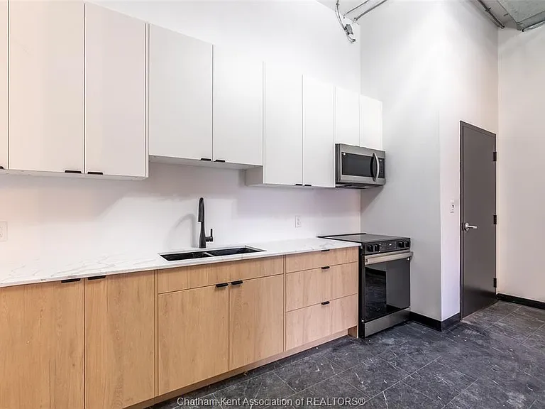 138 King St W #302 — Photo 14