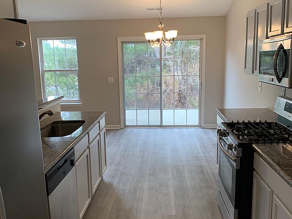 Kitchen/Eat In Area