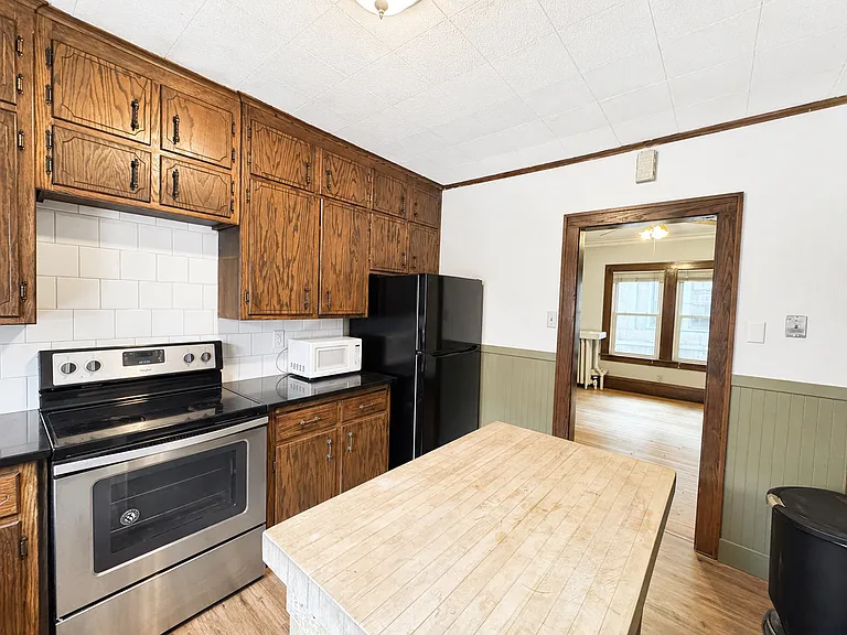 1381 Saint Clair Ave — Photo 3