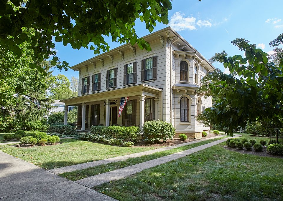 1st image of 221 E Elm St