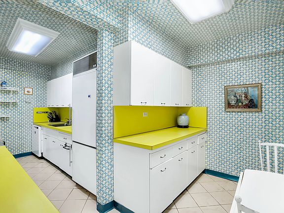 4th image of 25 Sutton Pl S #14JI