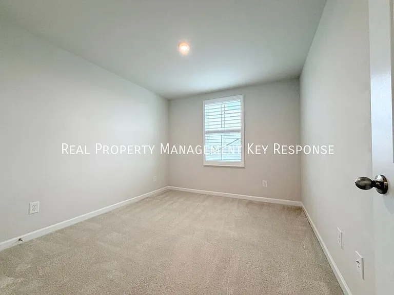 325 Heritage Ave — Photo 13