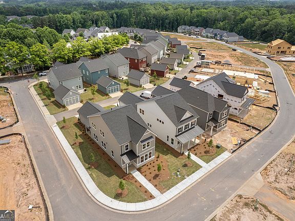 3rd image of 372 Summerville Ln