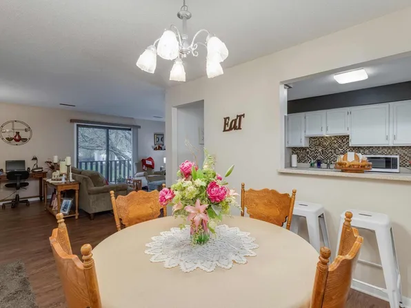 760 E Iowa St APT 2, Eldridge, IA 52748