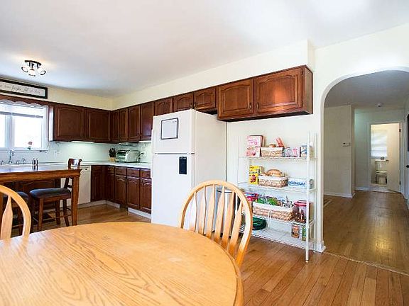 5th image of 265 Woodlawn Ave