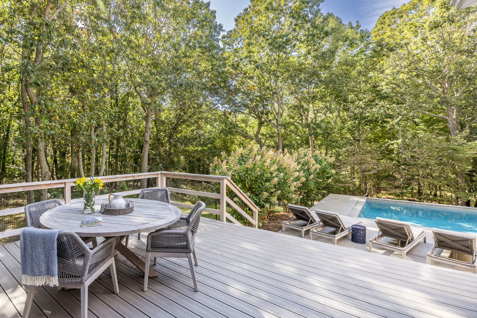  Exterior Dining