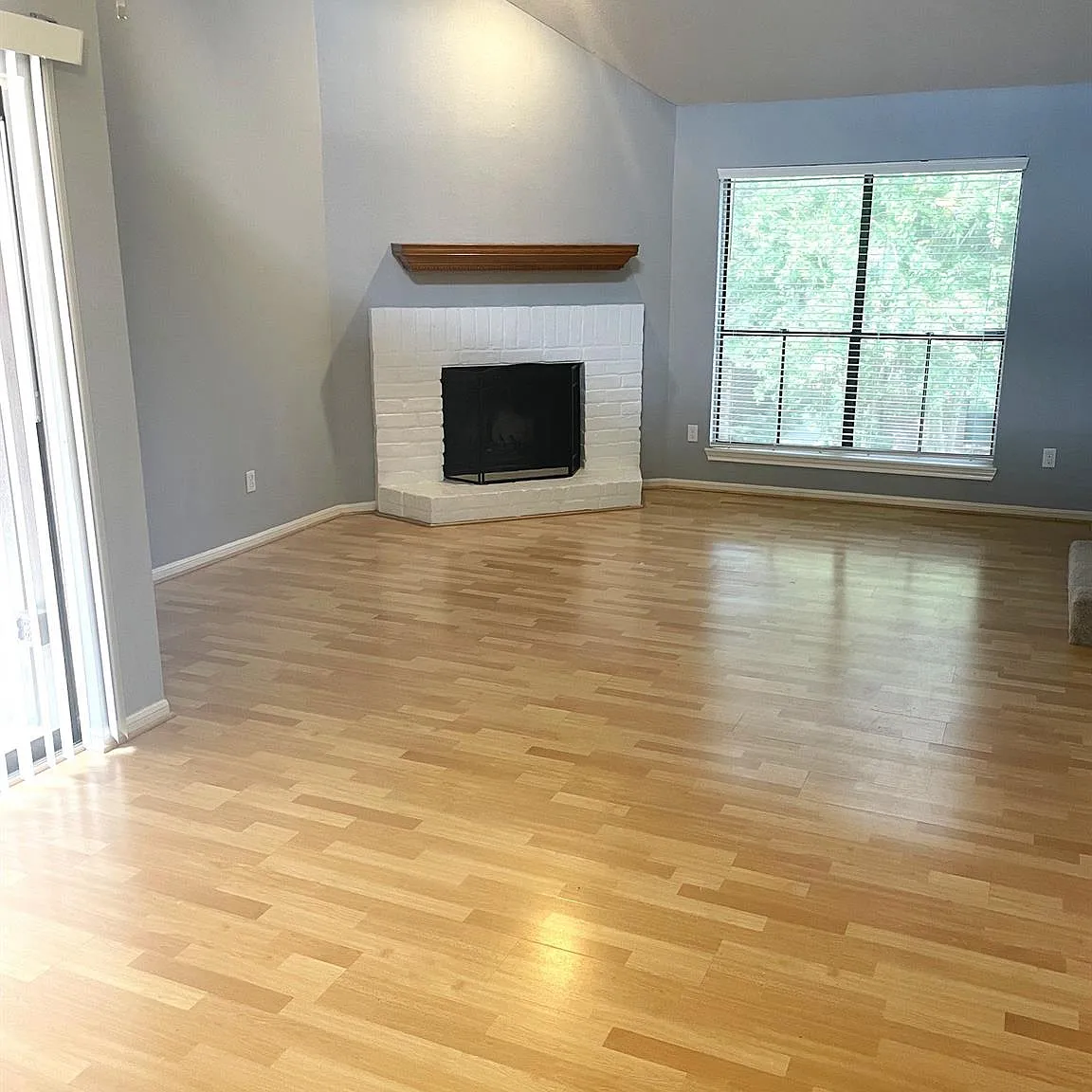 1 bed, 1.0 bath, 897 sqft, $1,200 — Photo 2
