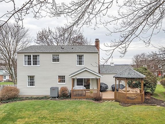 3rd image of 218 Woodridge Dr