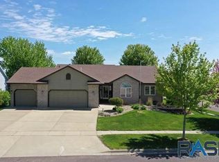 220 S Country Club Ave, Brandon, SD 57005