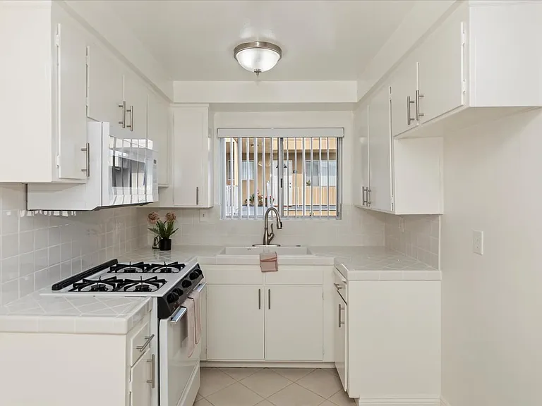 800 Meyer Lane — Photo 17