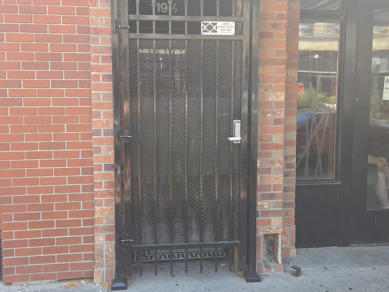 119 1/2 N Broadway #2 — Photo 1