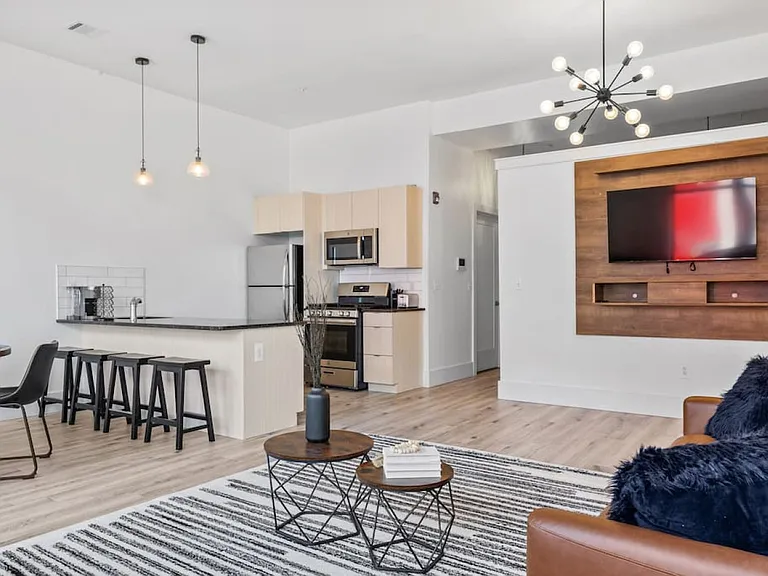300 Hoyt Realty Inc — Photo 19