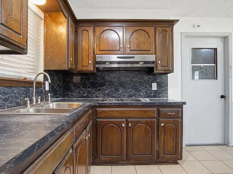 5404 S Huddleston Dr — Photo 8