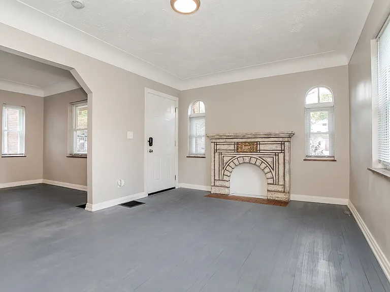 1947338_018_living_room_13097313.jpg