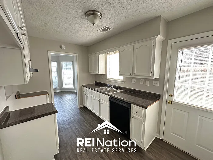 3 bed, 2.0 bath, 1369 sqft, $1,645 — Photo 4