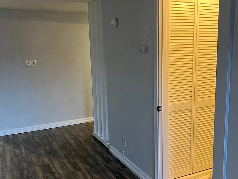 1729 Houston Ave — Photo 4