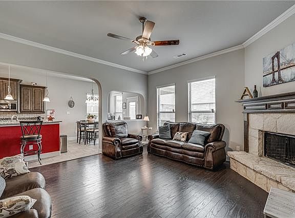 5th image of 221 Heatherstone Dr