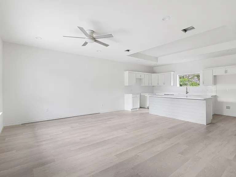 223 Florencia Ave — Photo 4
