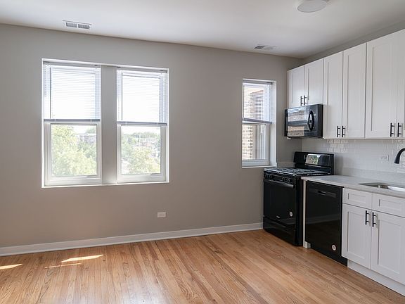 3rd image of 3051 W Leland Ave #308