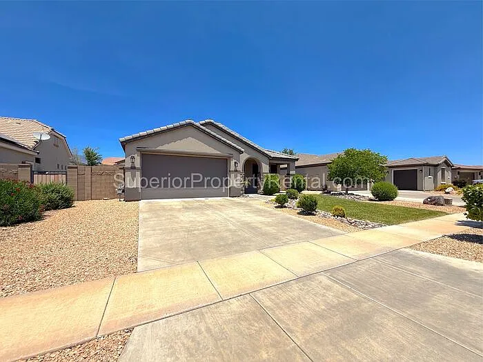 2701 E Upper Canyon Dr — Photo 2