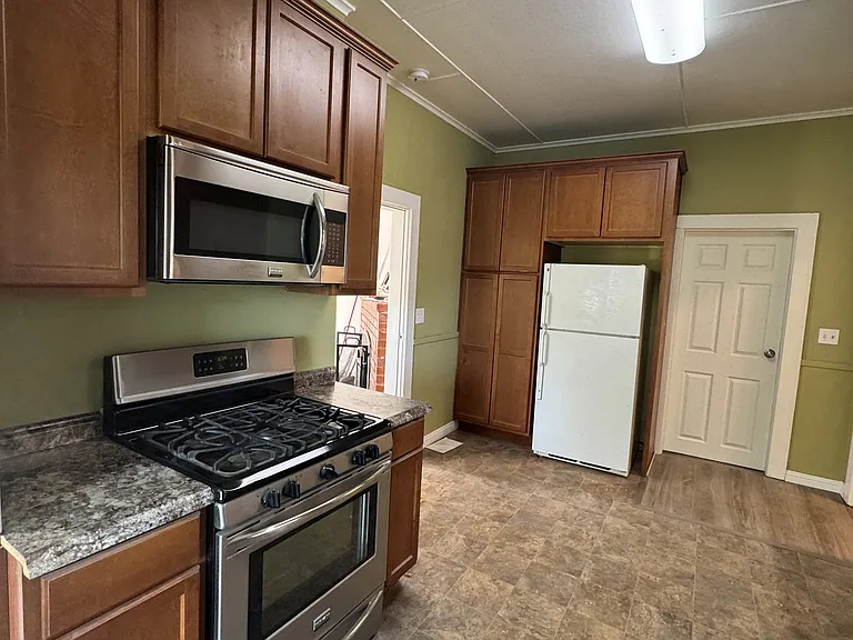 569 Kellogg St — Photo 17