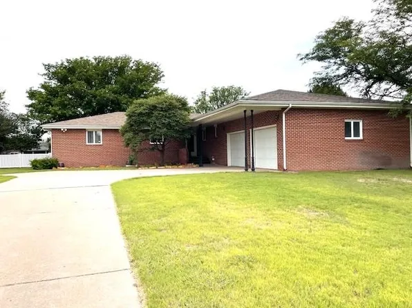 229 N High St, Ness City, KS 67560