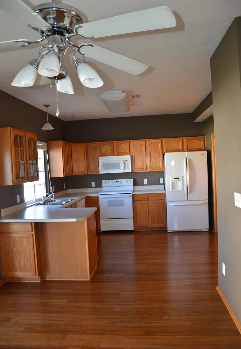 3 bed, 2.5 bath, 1671 sqft, $2,100 — Photo 4