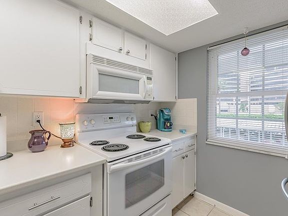4th image of 600 Glennes Ln APT 204